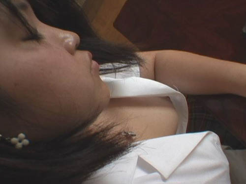 教育実習生が一生懸命盗らえた中○のノーブラ胸モロ映像
