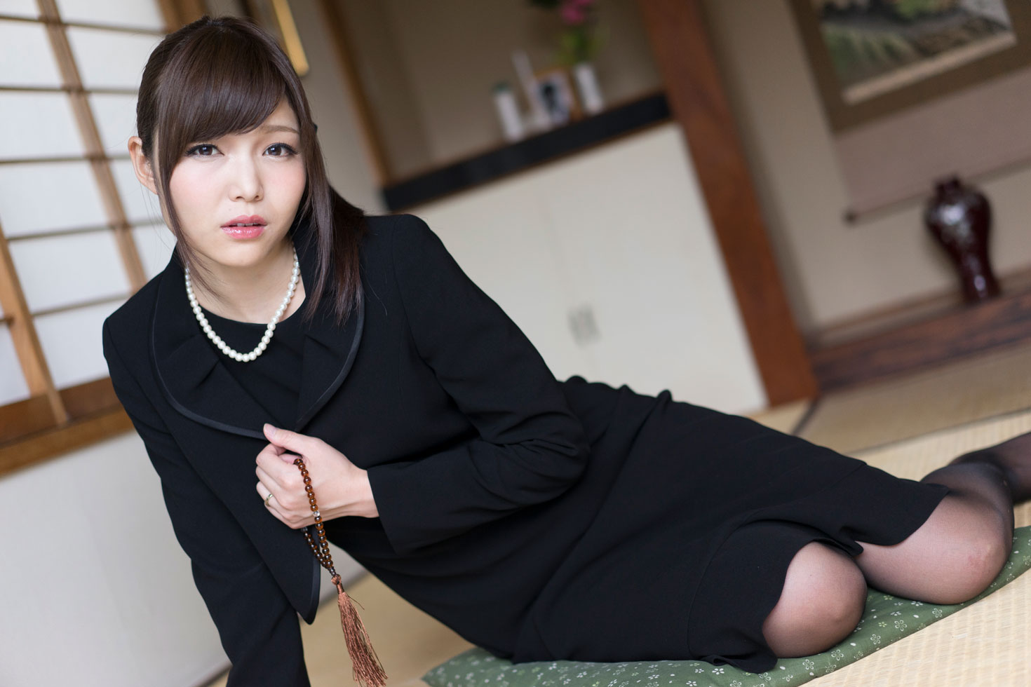 亡き夫の借金返済の為に喪服を剥ぎ取られた未亡人