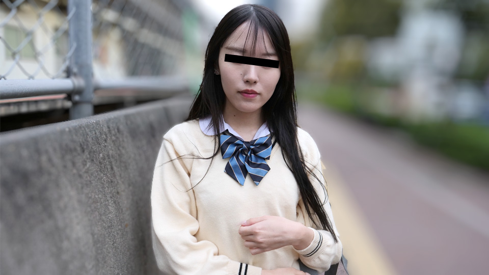 制服娘を電車でイタズラ 山下もえか